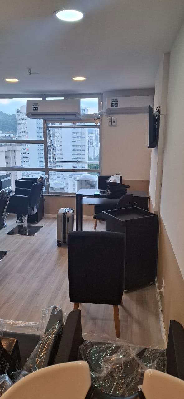 Cada detalhe deste espaço foi cuidadosamente planejado e executado para entregar conforto, modernidade e praticidade. 🔹 Pintura de teto e paredes para um ambiente renovado e harmonioso. 🔹 Instalação de pisos que une resistência, beleza e aconchego. 🔹 Ar-condicionado garantindo climatização eficiente e bem-estar. 🔹 Móveis planejados sob medida, trazendo funcionalidade e elegância. 🔹 Elétrica completa, oferecendo segurança e eficiência em cada ponto de luz. O resultado é um ambiente moderno, funcional e pronto para receber com estilo.