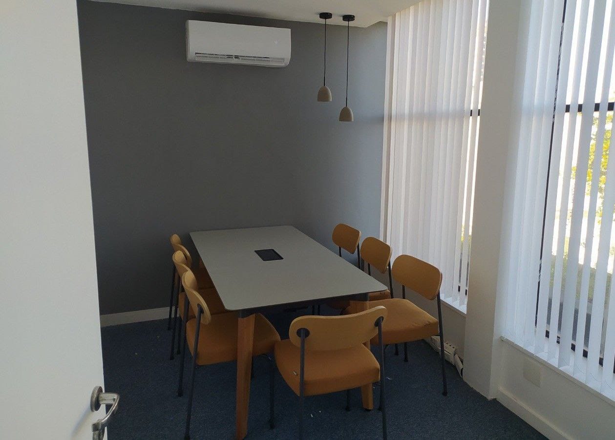 Pintura de paredes e teto, instalação de ar condicionado, toda parte elétrica (incluindo luminária tipo pendente) e decoração de ambiente por arquitetos.