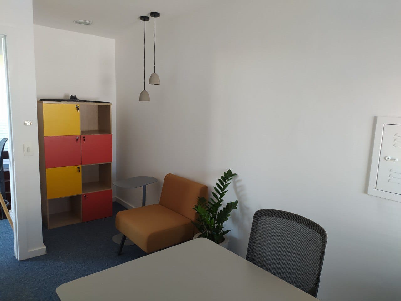 Reforma de paredes e tetos, instalação de luminária (pendentes) e decoração de ambientes por arquitetos.