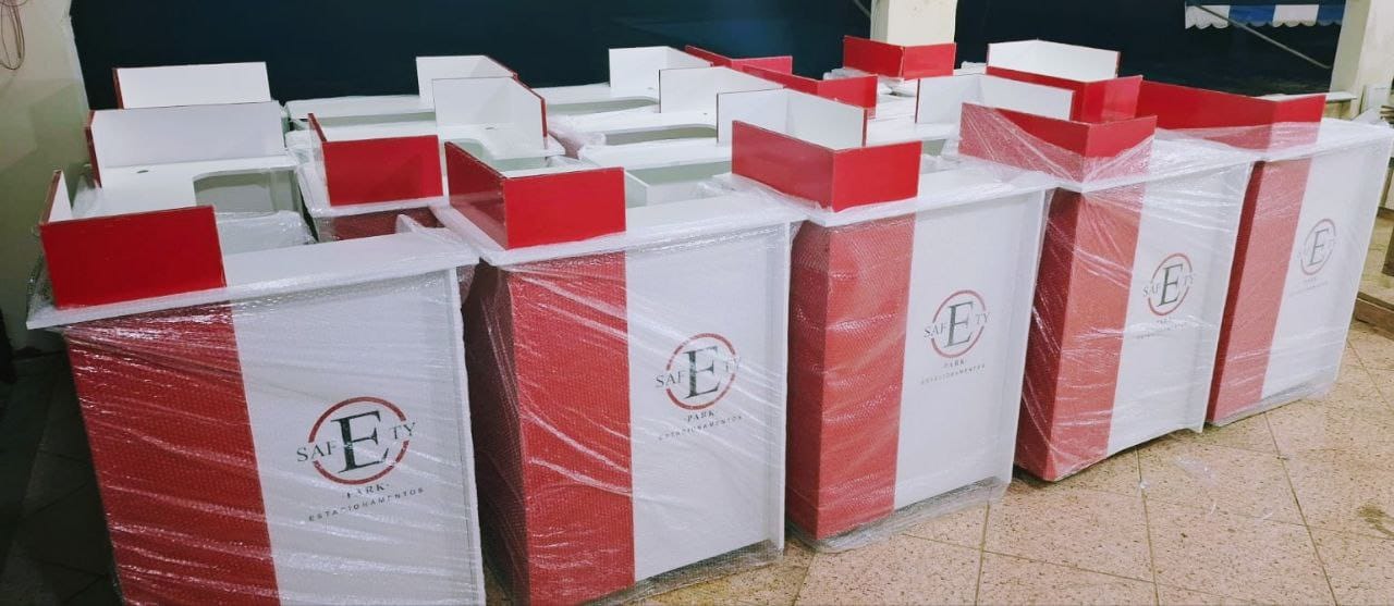 Projeto e confecção de 37 armários sob medidas para estacionamento.