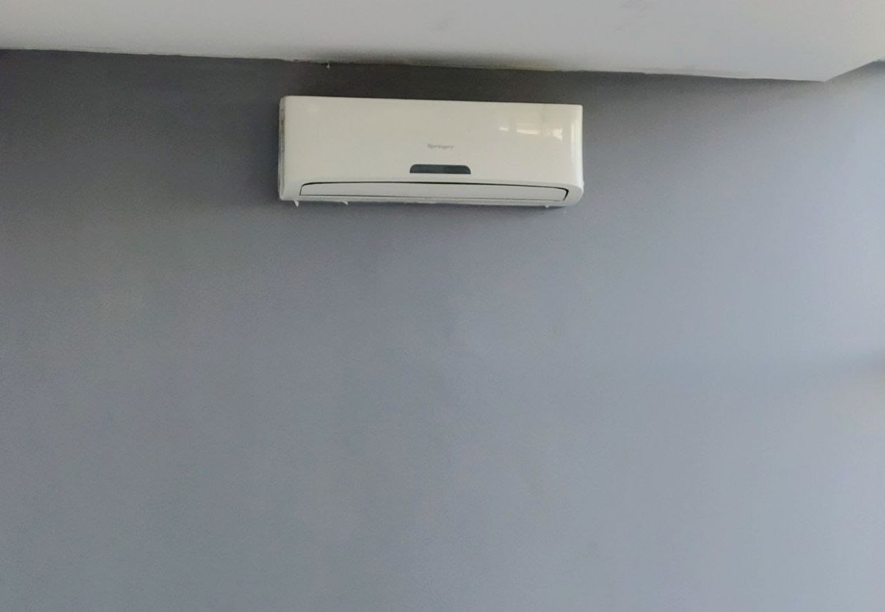 Pintura de parede e teto, manutenção e higienização de ar-condicionado. 