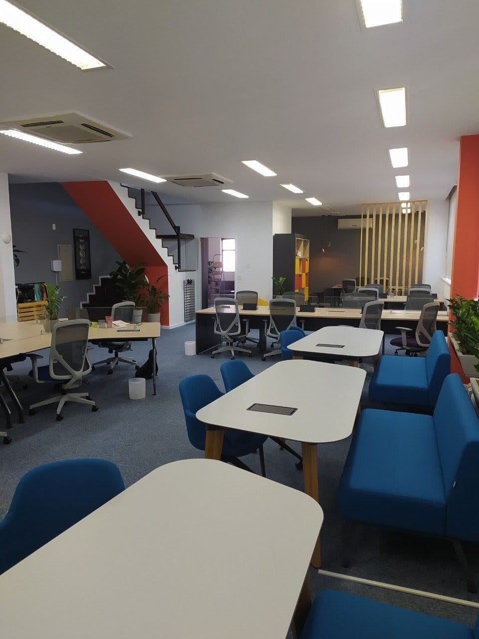 Pintura de paredes e tetos, instalação de luminária (pendentes) e decoração de ambientes por arquitetos, toda elétrica, cálculo elétrico e reestruturação do quadro elétrico, instalação de ripados, manutenção e higienização de climatização (ar-condicionado).