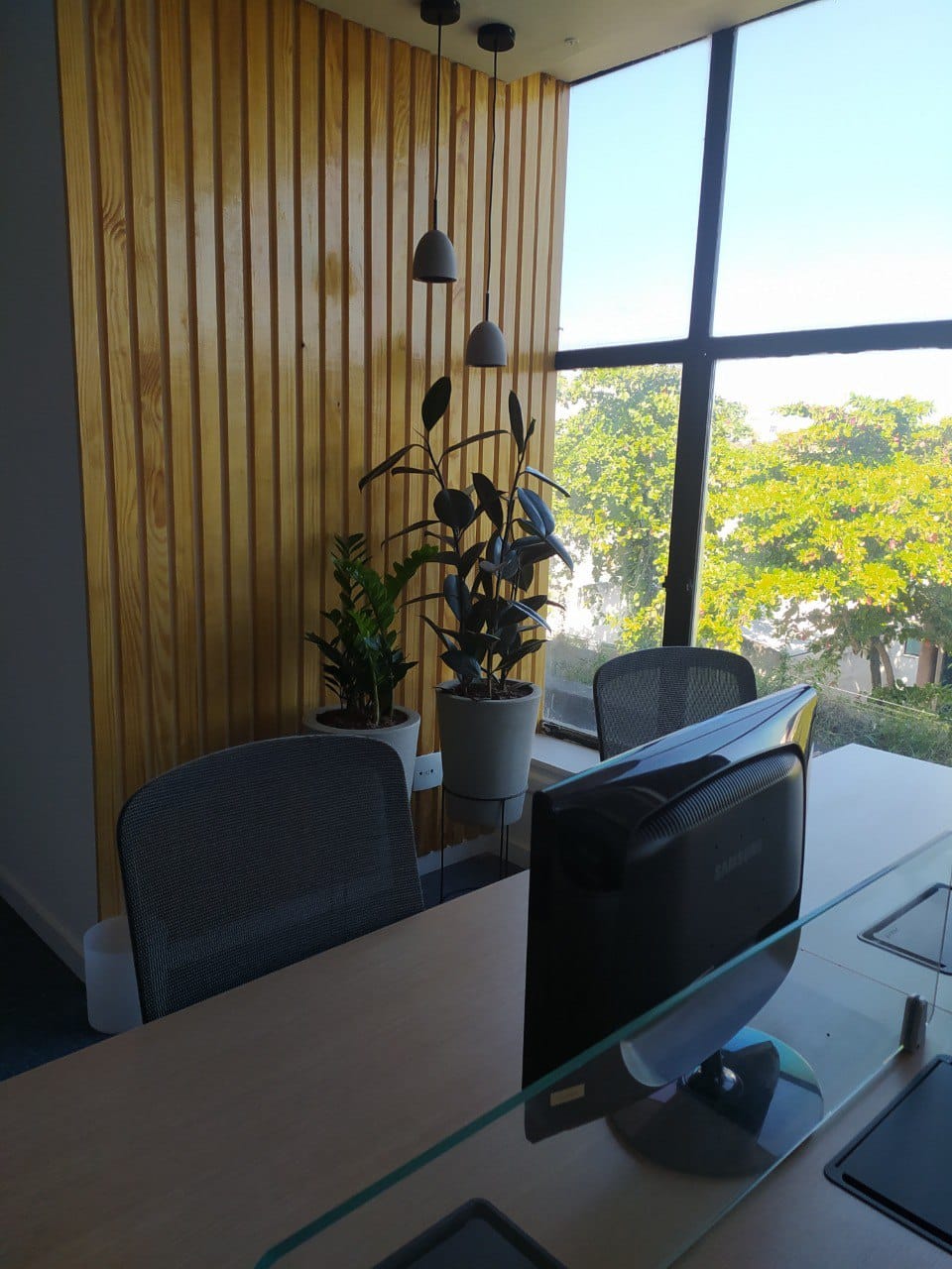 Elegância natural que encanta! O ripado em madeira e os pendentes formam a combinação perfeita para valorizar o espaço com modernidade e aconchego. 🔸 Sofisticação no detalhe 🔸 Beleza da madeira 🔸 Iluminação que transforma