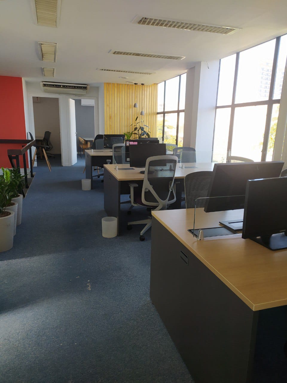 Pintura, parte elétrica, manutenção e higienização de toda climatização de ar-condicionado, instalação de luminária (pendentes), instalação de ripados (parede) e decoração de ambientes por arquitetos.