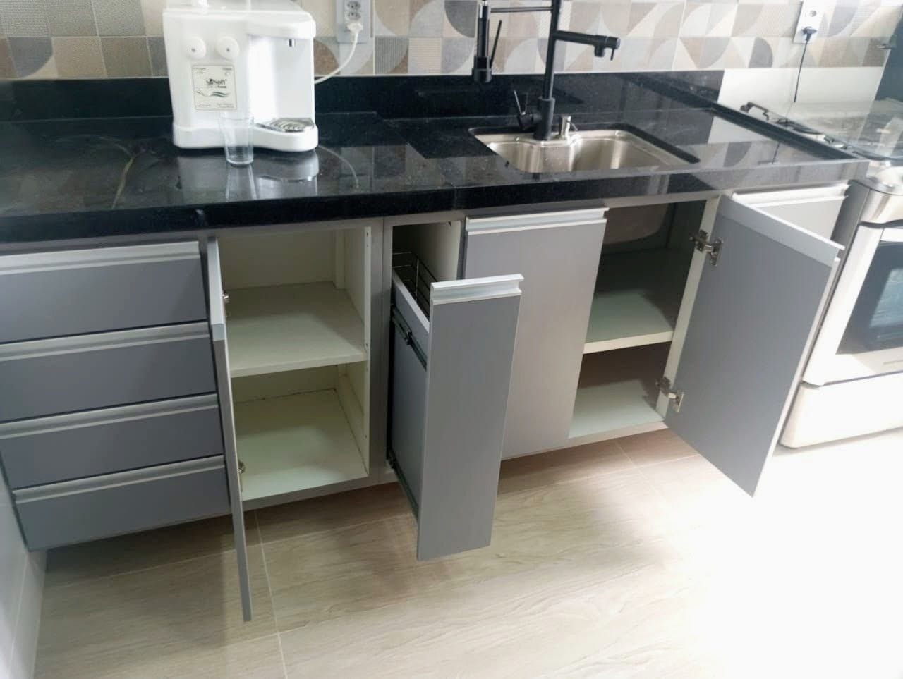 Planejados sob medida (toda cozinha).